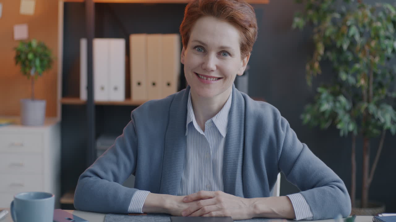 mujer en el entorno de la oficina