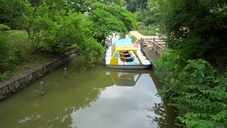 no parque zempukuji em tóquio, no japão, há muitos barcos para alugar e passear