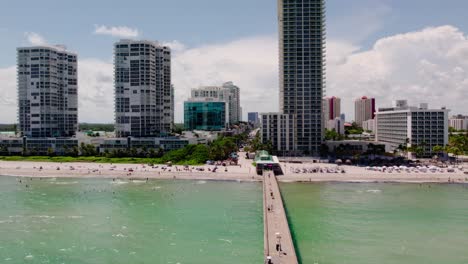 Muelle-Aéreo-De-La-Playa-De-Las-Islas-Soleadas-En-Las-Islas-Soleadas,-Avión-No-Tripulado-De-Florida