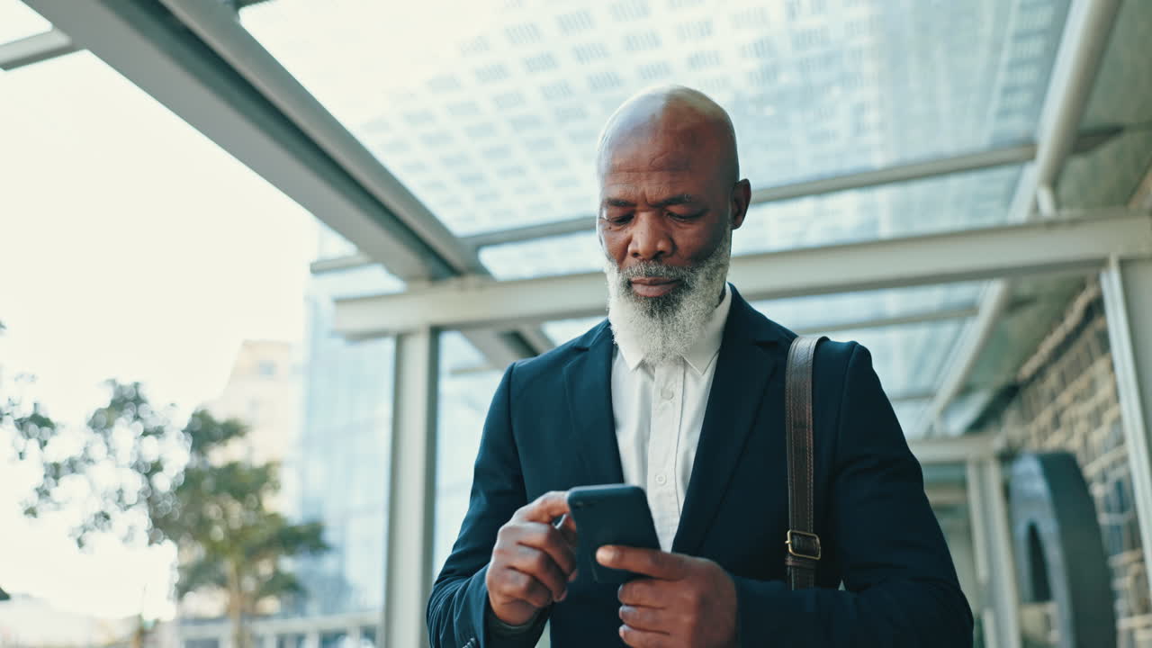 Gåtur, forretning og ældre mand med en mobiltelefon