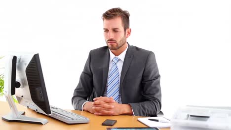 hombre de negocios serio trabajando en su escritorio