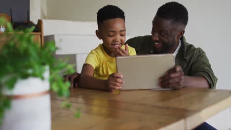 Afroamerikanischer-Vater-Und-Sohn-Nutzen-Gemeinsam-Ein-Digitales-Tablet