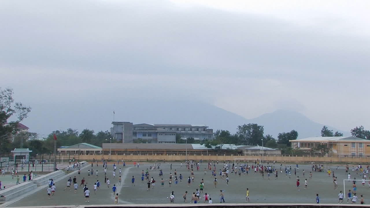 많은 아이들이 학교 운동장에서 축구를 한다