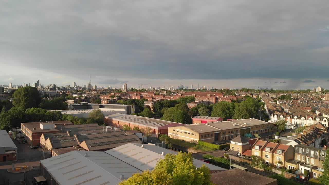 DRONE ZOOMER UD: Drone zoomer ud med en betagende udsigt over London City fra Wandsworth Park, London, Storbritannien.