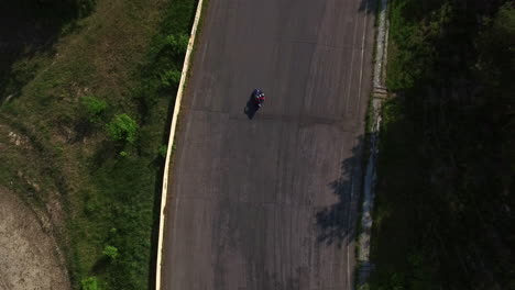 motociclista montando en una pista de carreras. motociclista conduciendo en una bicicleta deportiva