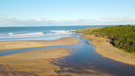 Turistas-Caminando-Por-Sandy-Creek-En-La-Mitad-De-La-Costa-Norte