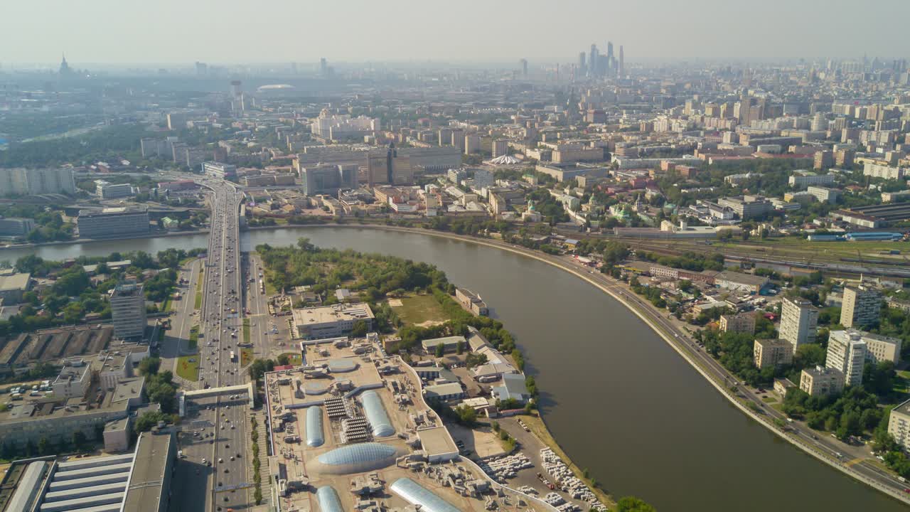 러시아 해가 지는 모스크바 강과 빛 도시 풍경 공중 파노라마 4k 하이퍼 타임 스