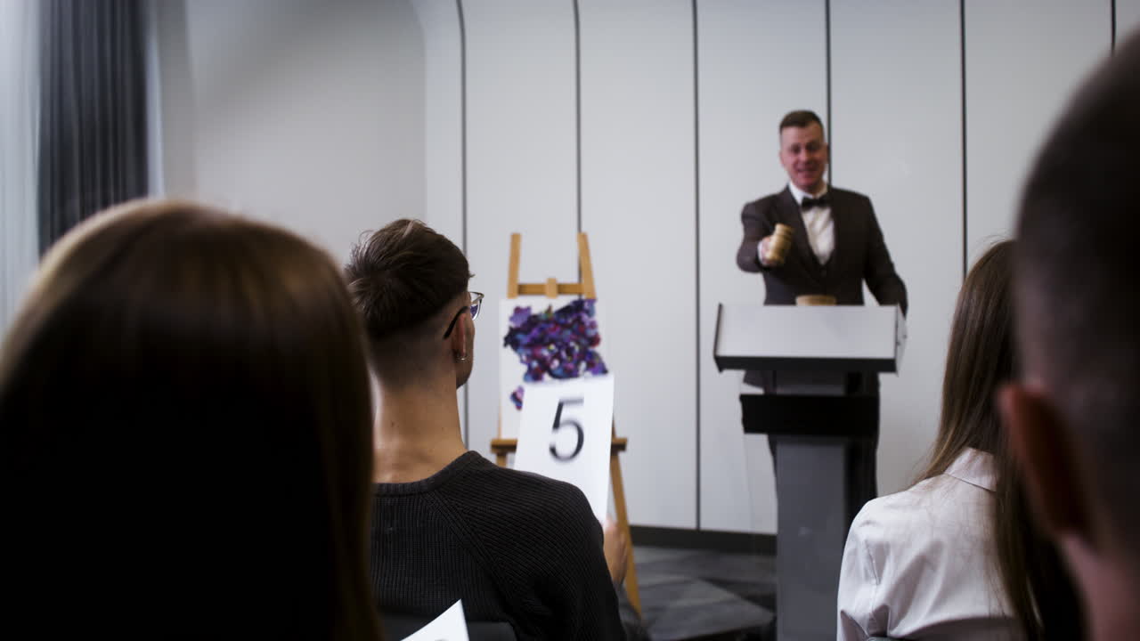 люди на аукционе произведений искусства