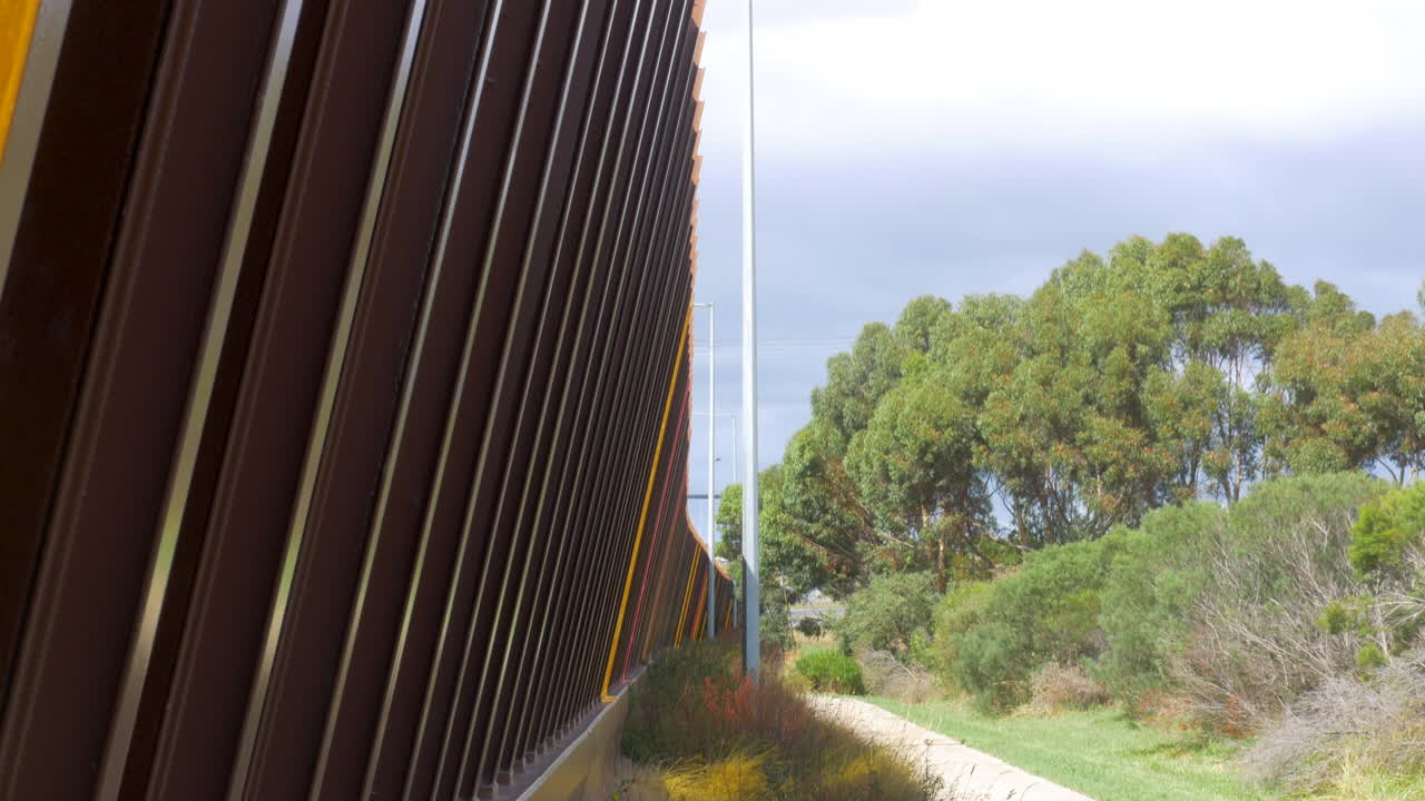 inclinación hacia abajo, muro de reducción de la contaminación acústica del tráfico a lo largo de una autopista