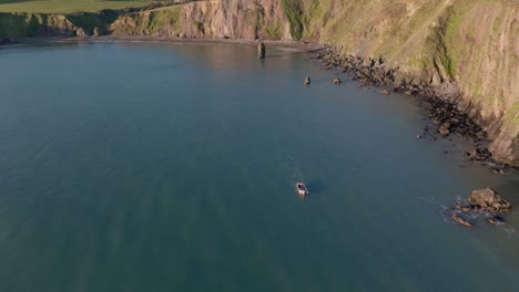 Barco-De-Pesca-En-La-Bahía-Protegida-Ballydwane-Costa-De-Cobre-Waterford-Irlanda-Belleza-Natural-En-Invierno