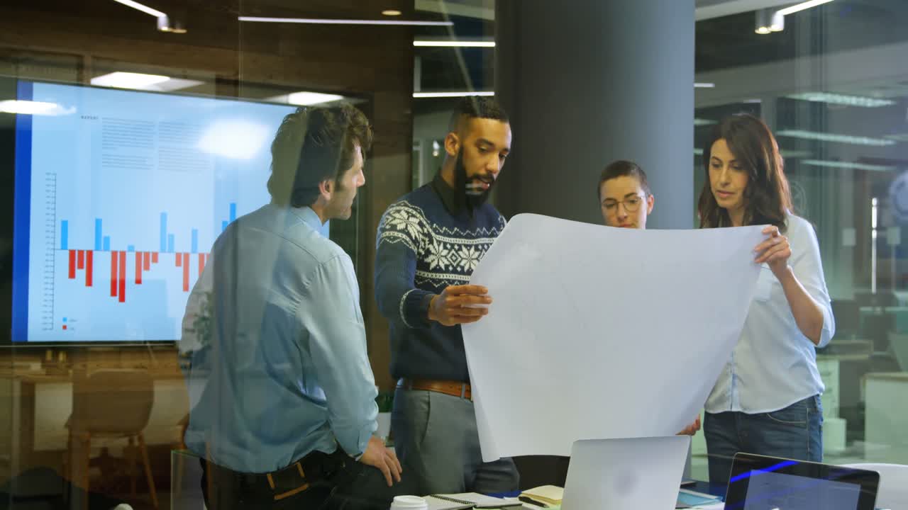 ejecutivos discutiendo el proyecto en la sala de conferencias 4k