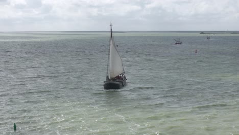 Altes-Holländisches-Segelschiff,-Das-Auf-Dem-Ijsselmeer-In-Der-Nähe-Von-Makkum-Segelt,-Aus-Der-Luft