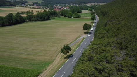 Filmische-Drohnenaufnahme-Eines-Konvois-Von-Krankenwagen-Auf-Einer-Rettungsmission-Mit-Eingeschaltetem-Blaulicht