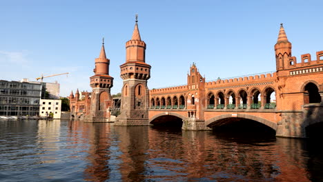 Oberbaumbrücke-über-Die-Spree-Bei-Sonnenuntergang-In-Berlin,-Deutschland,-Norddeutsche-Backsteingotik,-Stadtwahrzeichen-Von-1895