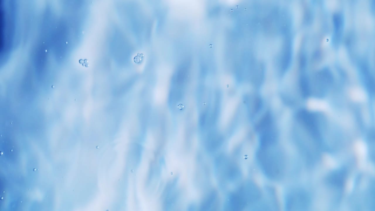 슬로우 모션 물 표면으로 떨어지는 드롭의 상단 보기 및 흰색 배경에 분기 원