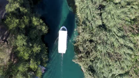 Un-Pequeño-Viaje-En-Bote-En-El-Lago