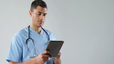 Männlicher-Arzt-Mit-Digitalem-Tablet-4k-4k