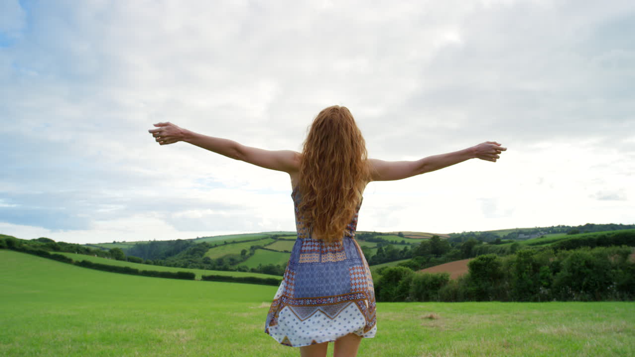 corriendo a través de los verdes salvajes