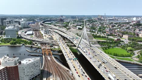 Toma-De-Drone-Del-Tráfico-Acumulándose-En-Los-Puentes-De-Boston.