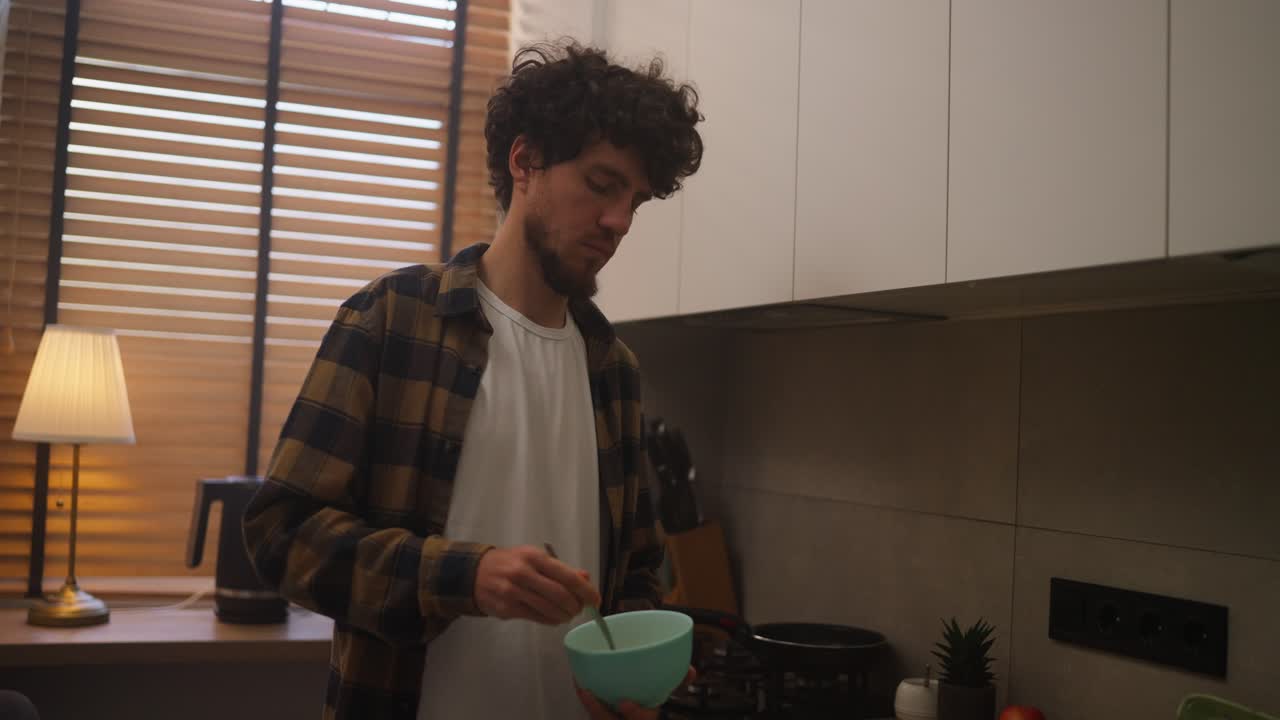 hombre preparando comida en la cocina