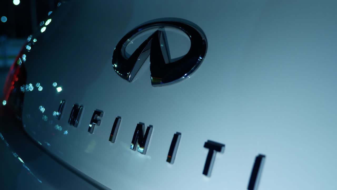 Infiniti car logo