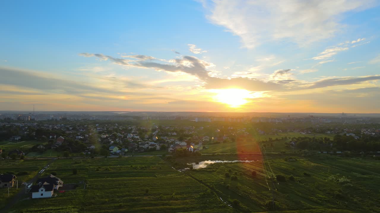 해가 지는 동안 교외 시골 지역의 주거 주택의 공중 사진