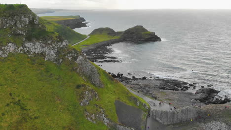 zoom aéreo en la toma de la calzada del gigante en irlanda del norte