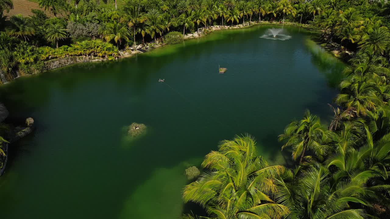 Vista aerea di un lago artificiale a Homestead, Florida, con atmosfera tropicale