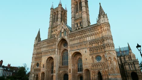 Blick-Auf-Die-Berühmte-Lincoln-Cathedral,-Ein-Wahrzeichen-Der-Stadt,-Mit-Touristen-Und-Einkäufern,-Die-Durch-Die-Belebten-Straßen-Der-Historischen-Stadt-Lincoln-Spazieren