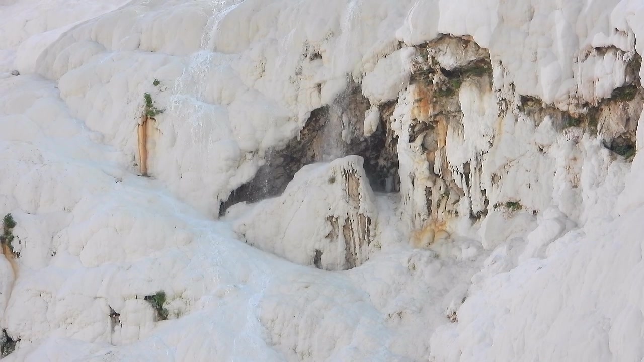 Pamukkale'deki Beyaz Traverten Terasları Üzerinden Akan Su