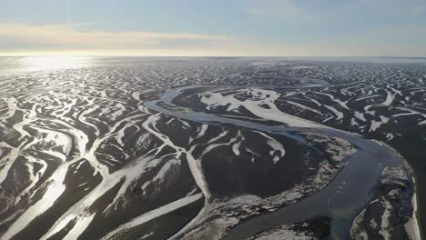 sol brillante brillando sobre el río nupsvotn con canal trenzado en islandia