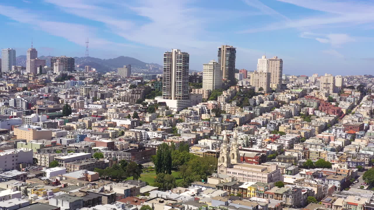 vista aérea de los edificios en san francisco california cerca del centro, que también muestra la iglesia de los santos pedro y pablo, ascenso de drones, hora del día