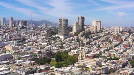 Vista-Aérea-De-Los-Edificios-En-San-Francisco-California-Cerca-Del-Centro,-Que-También-Muestra-La-Iglesia-De-Los-Santos-Pedro-Y-Pablo,-Ascenso-De-Drones,-Hora-Del-Día