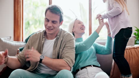 familia, jugando y riendo en el sofá