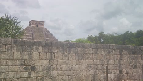 ancient mayan pyramid at chichen itza