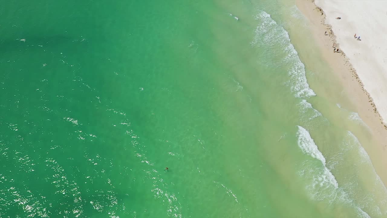 tiro revelador inclinado desde las aguas turquesas de florida hasta la isla anna maria