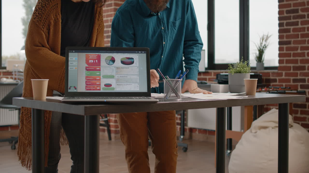 Forretningsmøde med dataanalyse på bærbar computer