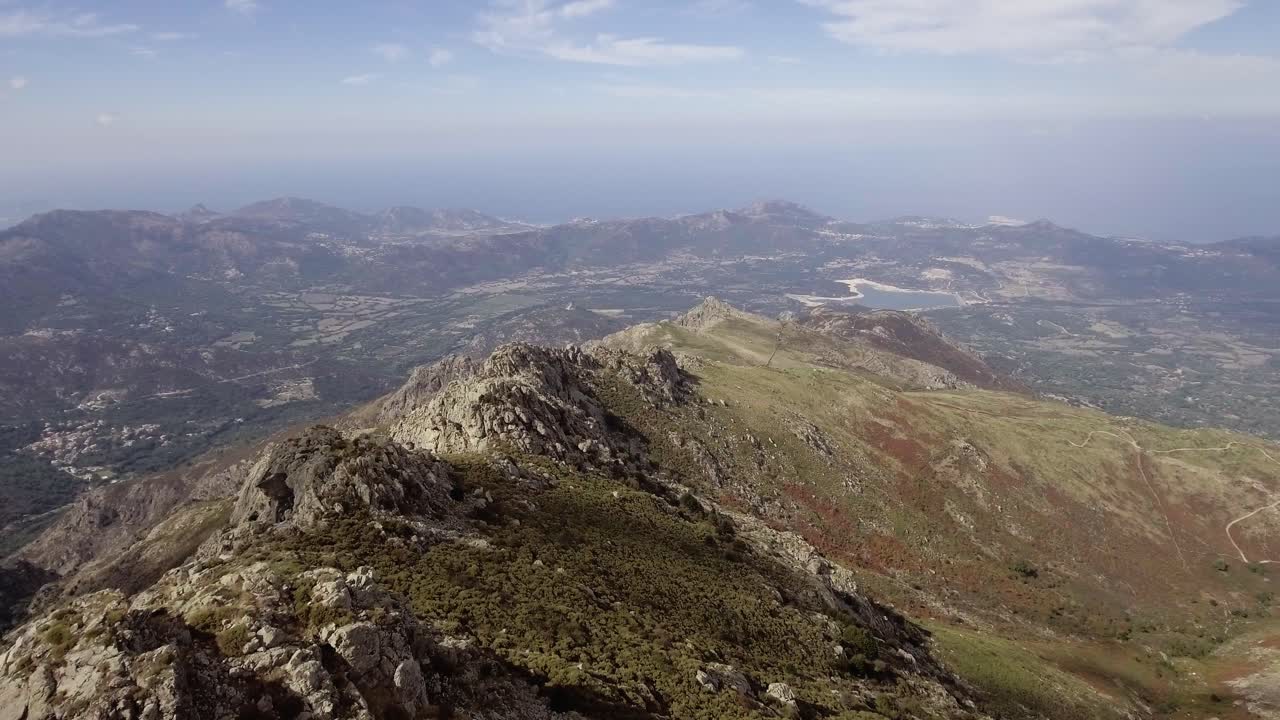 panorámica de paisajes montañosos salvajes en córcega