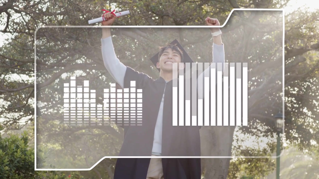 Video vertical: Sosteniendo un diploma, un graduado celebrando levantando los brazos en un parque, con una superposición de toga y birrete