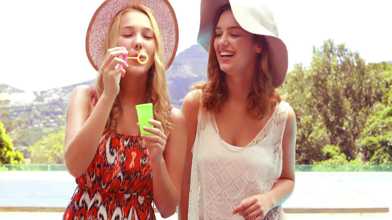 ⁇ 은 친구들이 거품을 만들고