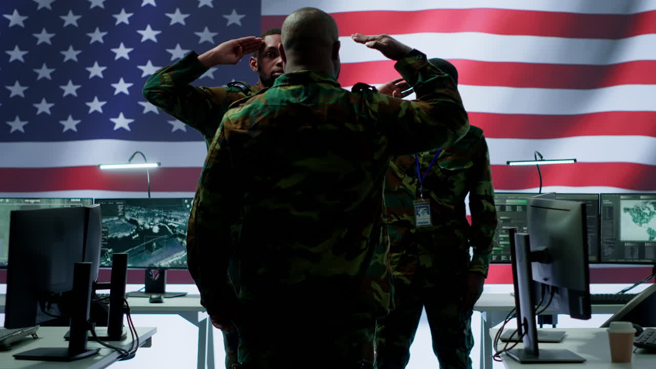 미국 군인들은 하이테크 지휘 센터에서 기밀 정보를 보호하고 있습니다.