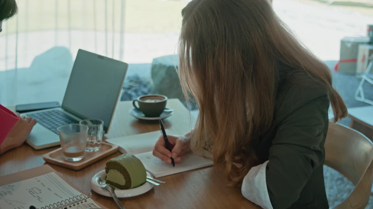 Donne d'affari che collaborano in una caffetteria