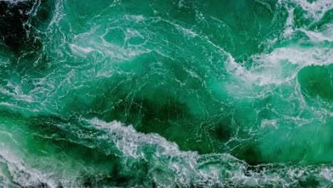 las olas de agua del río y el mar se encuentran durante la marea alta y la marea baja.