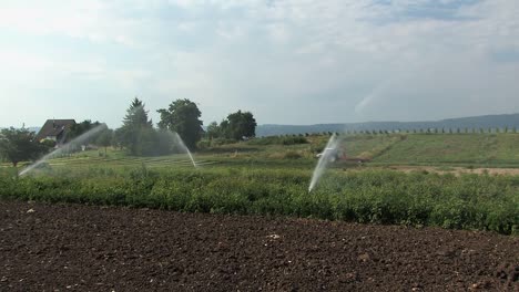 Sprinklerbewässerung-Auf-Einem-Feld-In-Bayern,-Deutschland