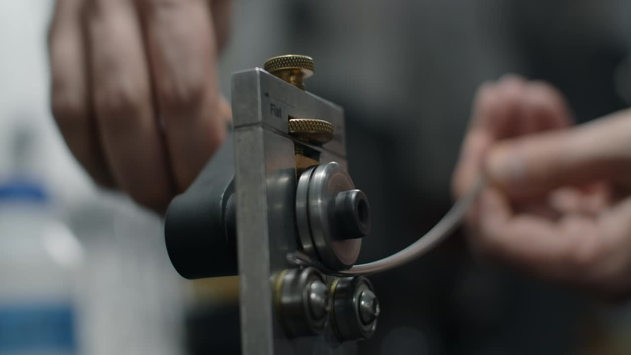 luthier는 fretbender를 사용하여 fret 와이어 반지름을 설정합니다, 기타 제작자 워크에서 fretting 준비, 4k 60p prores hq