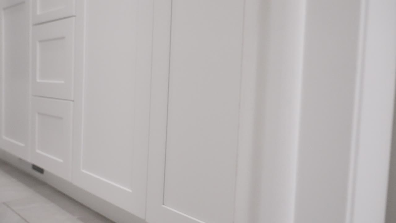 pista de baja altura a través de gabinetes recién instalados y de aspecto limpio