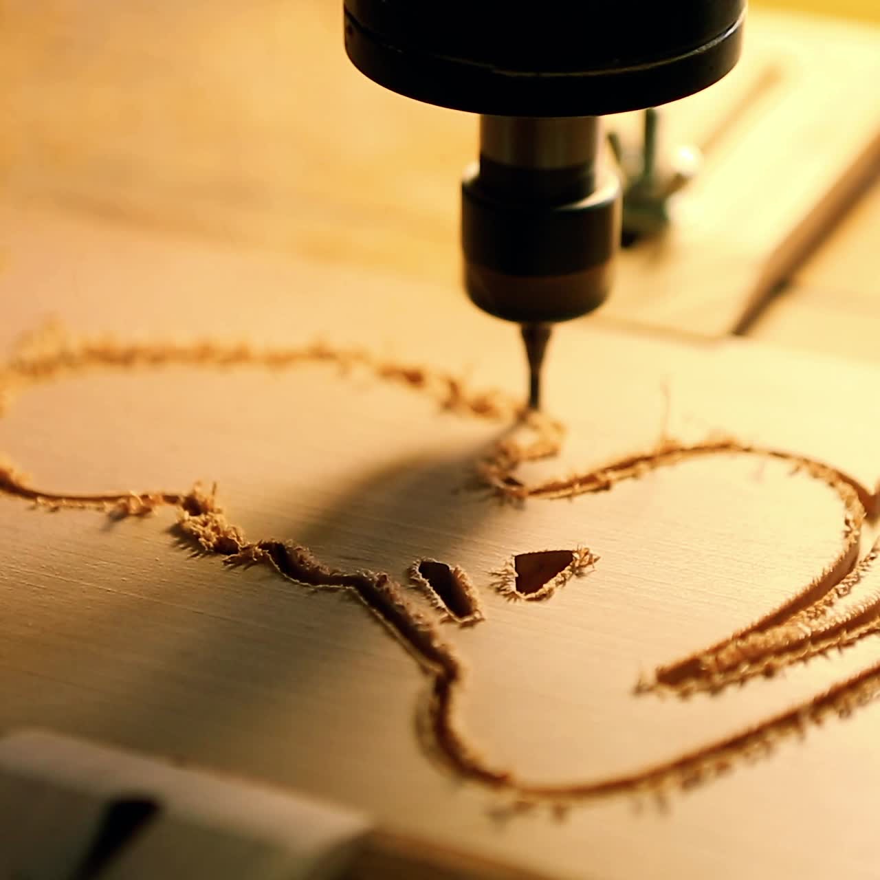 la máquina de corte de madera con taladro está cortando moldes de madera