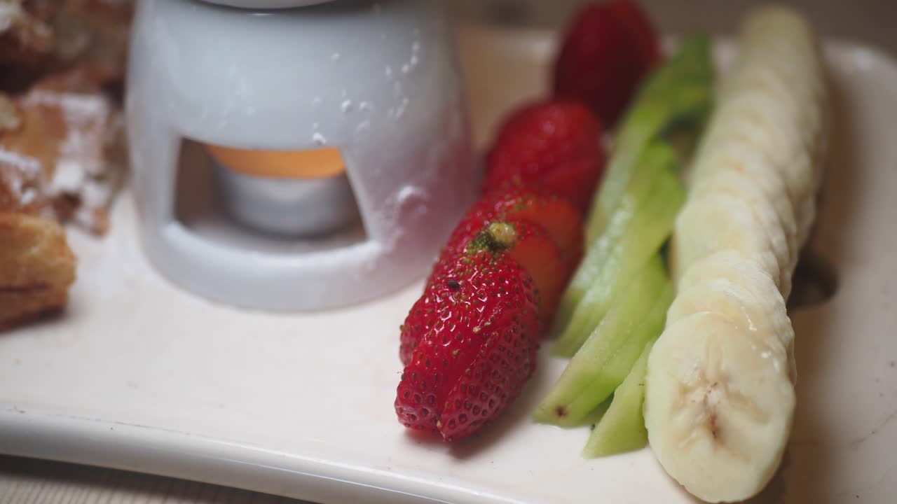 Fondue al cioccolato con frutta fresca