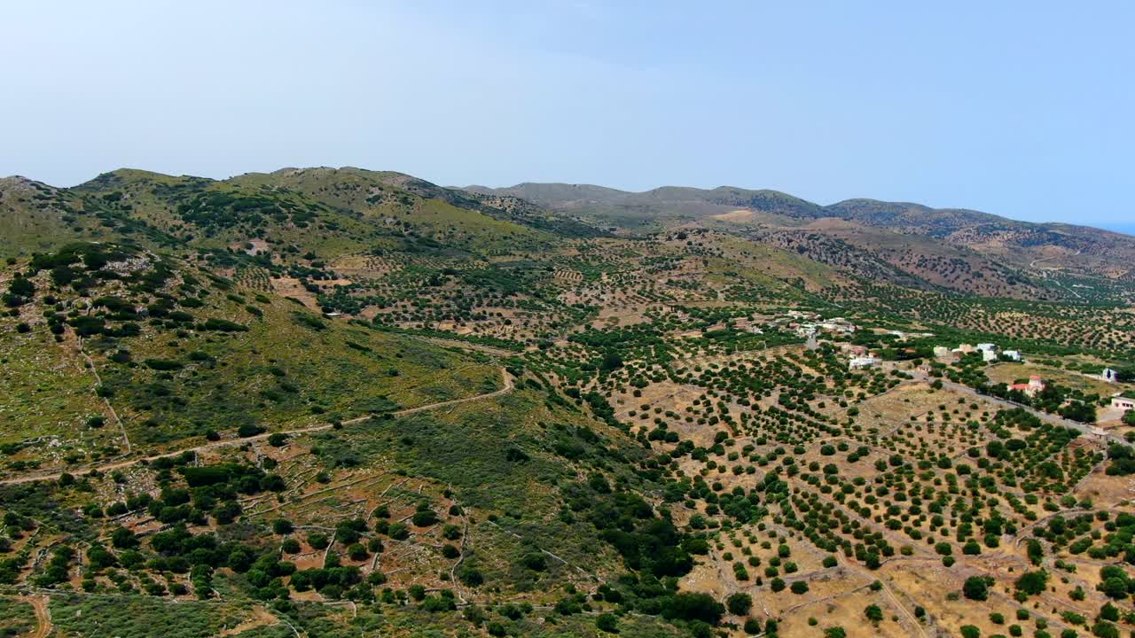 vista aérea del hermoso paisaje de colinas onduladas en creta