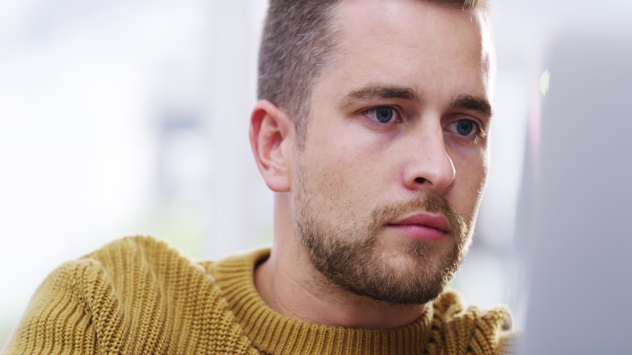 sigue trabajando hasta que todo se resuelva.